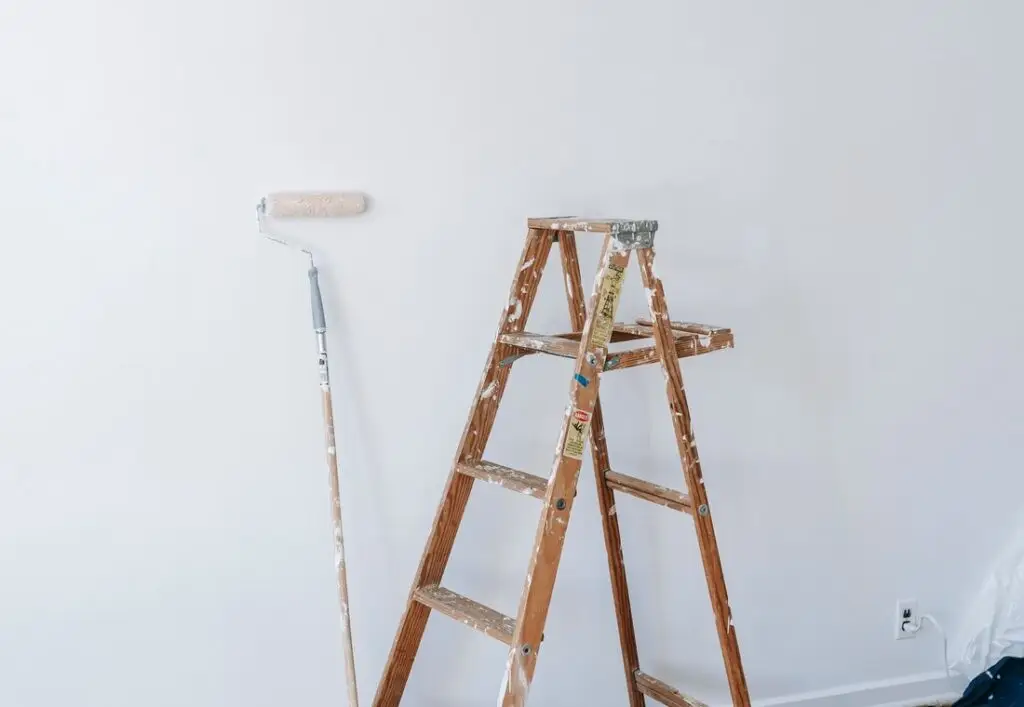 Ladder en verfroller in een kamer die wordt geschilderd