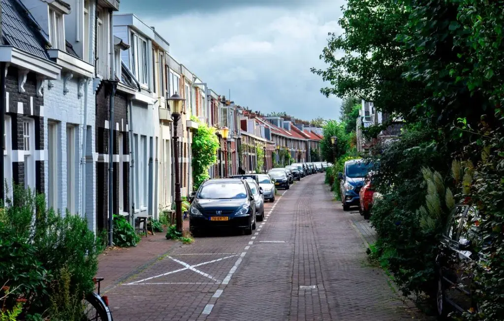 Rijtjeswoningen aan een rustige straat met klinkers