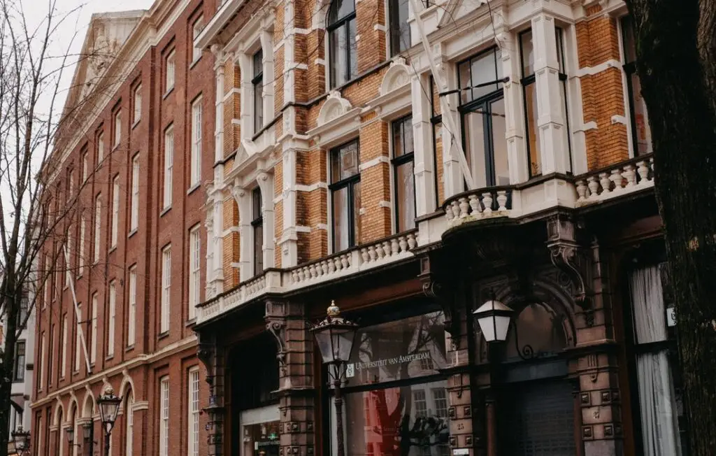 Bakstenen stadspanden aan een straat
