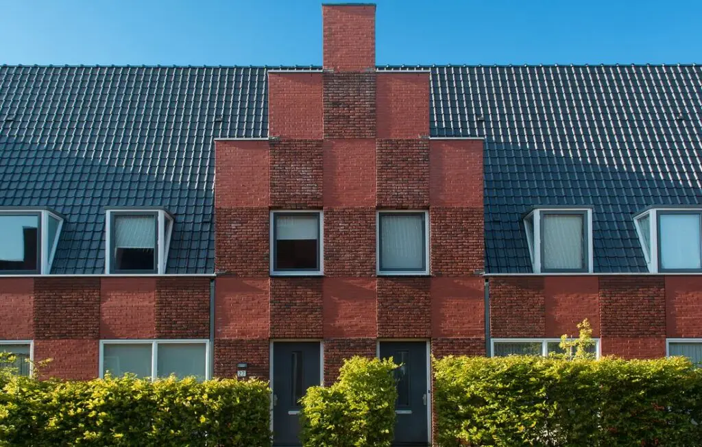 Rijwoningen van rode baksteen met witte kozijnen