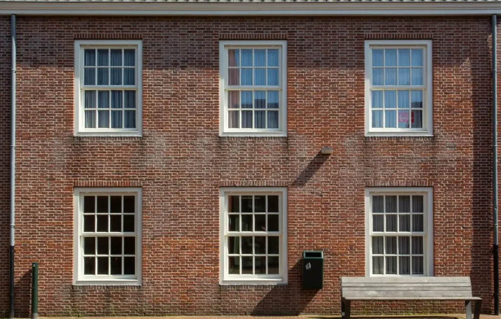 Woonhuis van baksteen met grote witte kozijnen