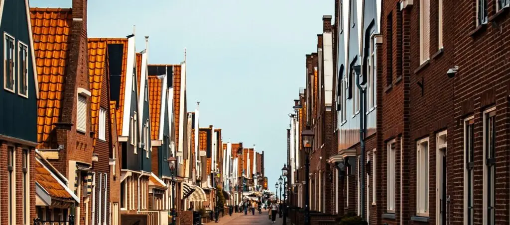 Bakstenen woonhuizen aan een straat met trapgevels