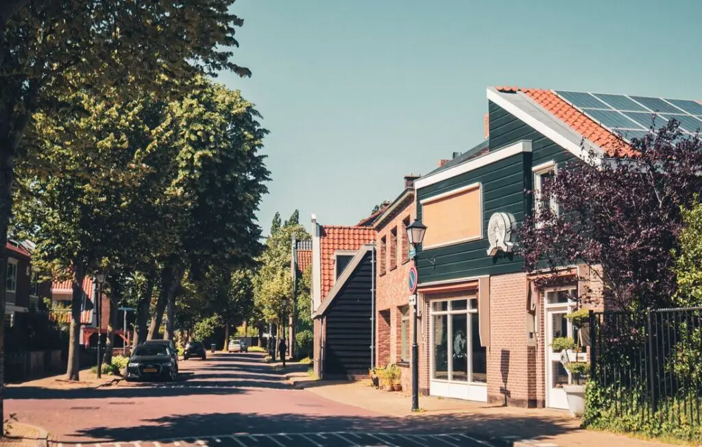 Woonstraat met bomen en vrijstaande woningen